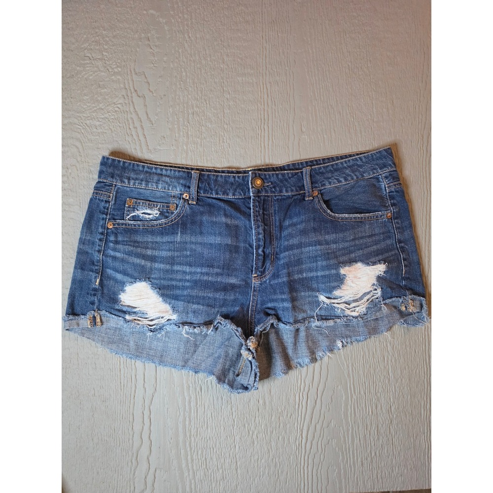 American Eagle Distressed Denim Shorts Medium Wash Frayed Hem Size 16
